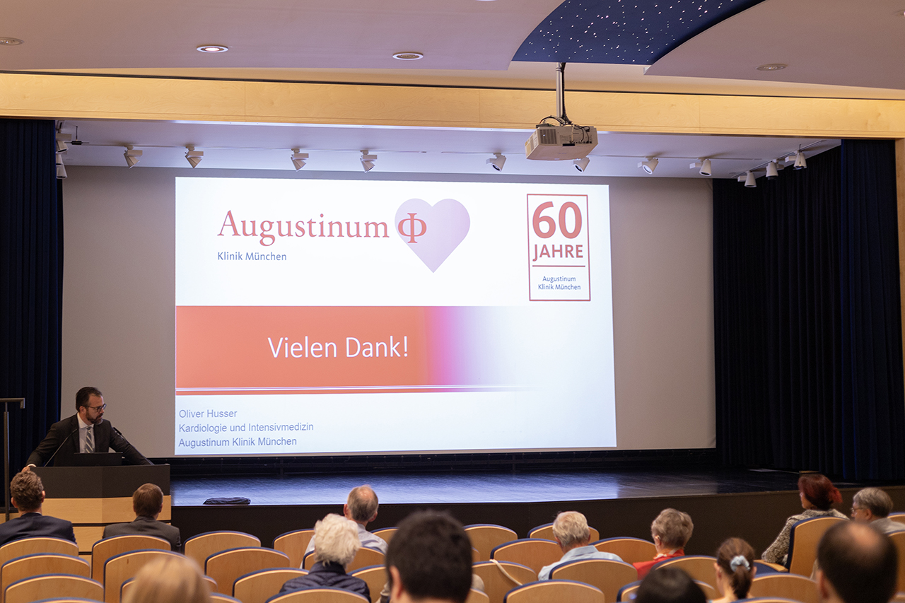 Augustinum Klinik Update Innere Medizin Ärztinnen und Ärzte bei einer Fortbildungsveranstaltung im Theatersaal des Augustinum