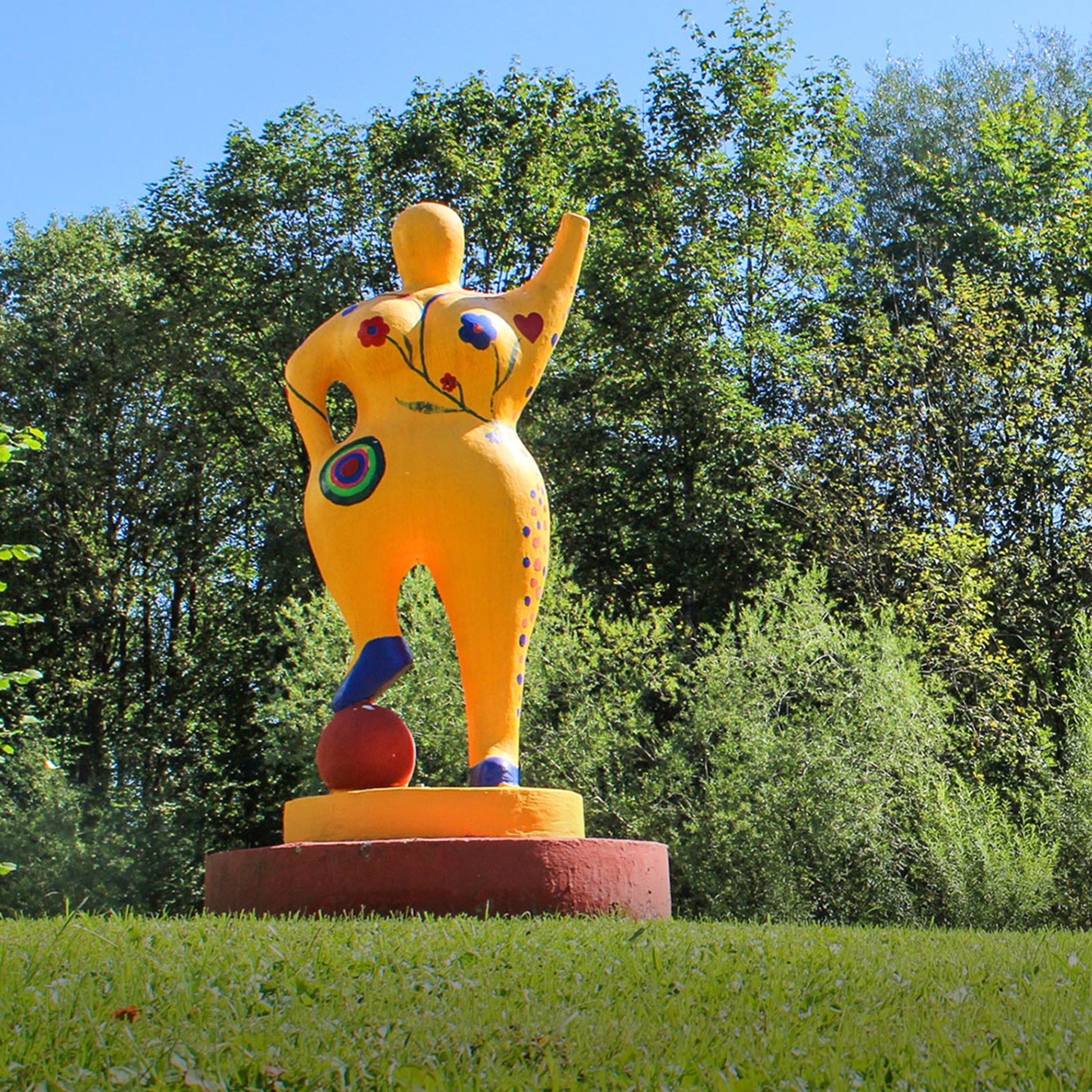 Augustinum Berchtesgadener Land Adipositas Wohngruppen Eine Figur im Freien bei den Adipositas Wohngruppen des Augustinum