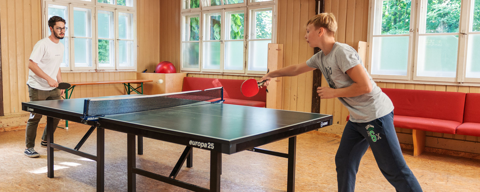 Tischtennisspielen im Gruppenraum Tischtennisspielen im Gruppenraum der heilpädagogischen Tagesstätte