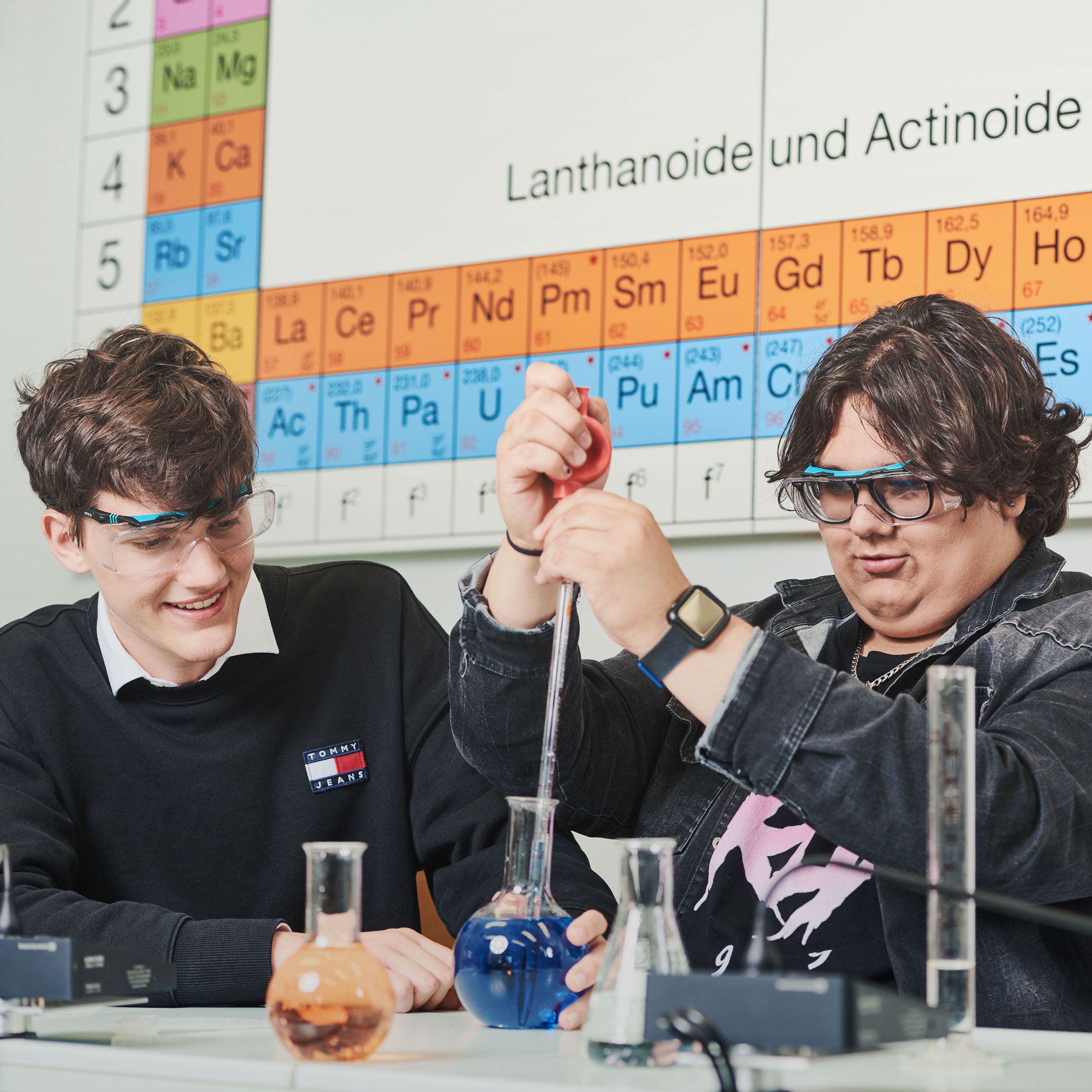 Samuel-Heinicke-Fachoberschule Zwei Schüler der Samuel-Heinicke-Fachoberschule im Chemie-Unterricht