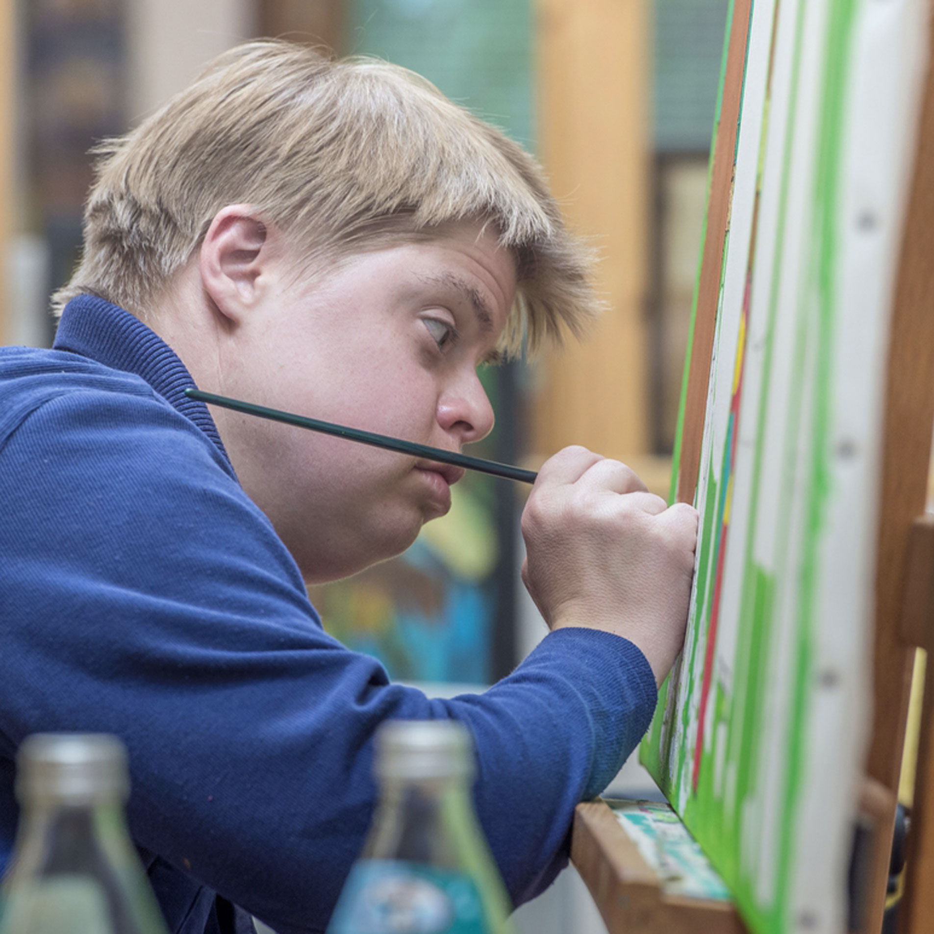 Atelier Augustinum Ein Klient malt im Atelier