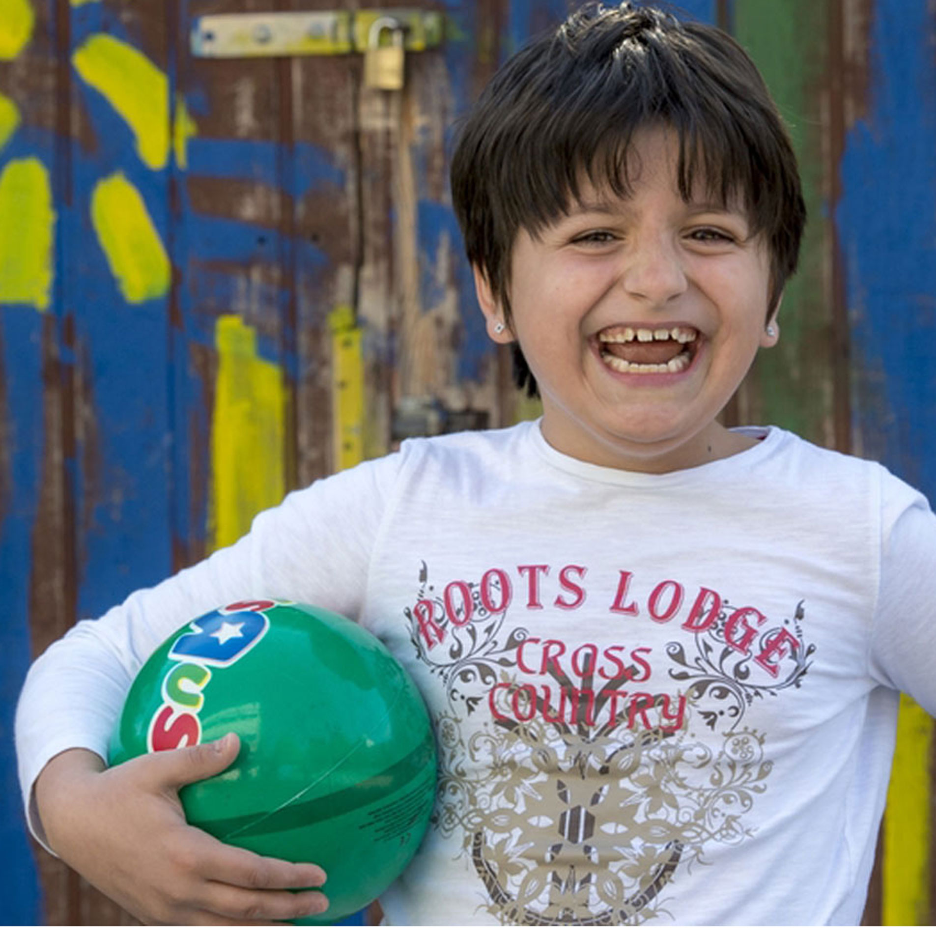 Augustinum Tagesstätten Ein glückliches Kind hält einen Ball in der Hand