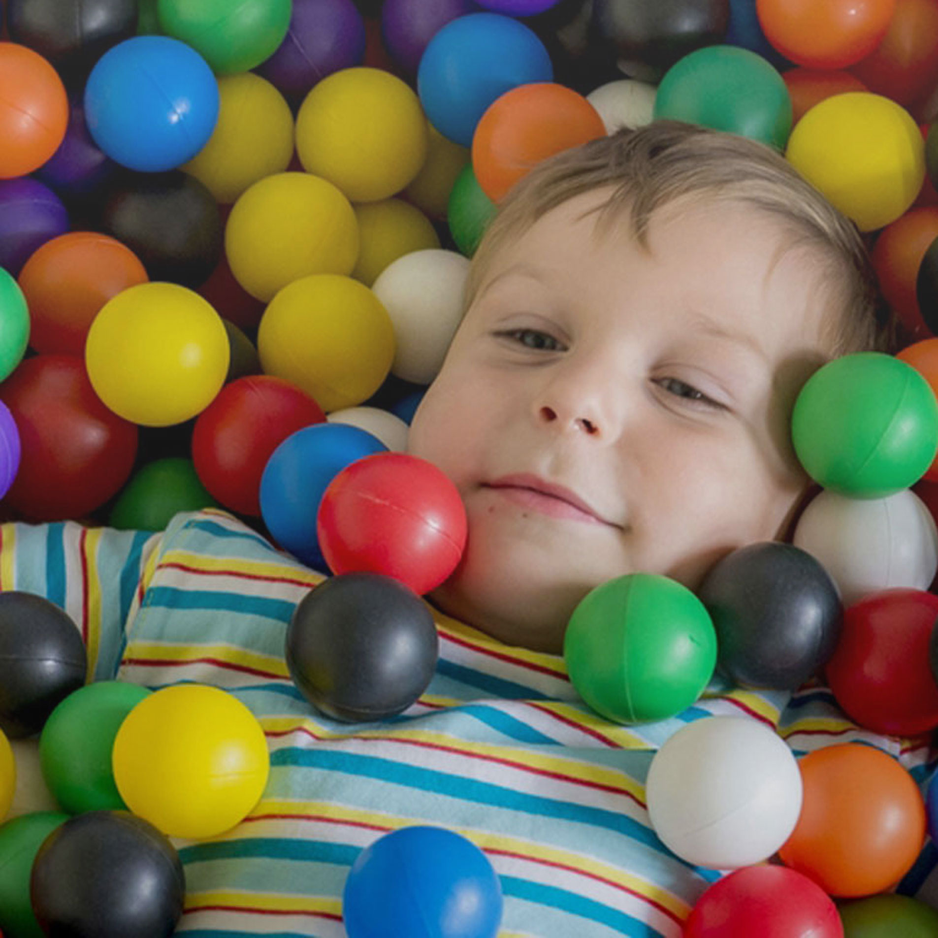 Augustinum Frühförderstellen Ein Junge in einem Bällebad