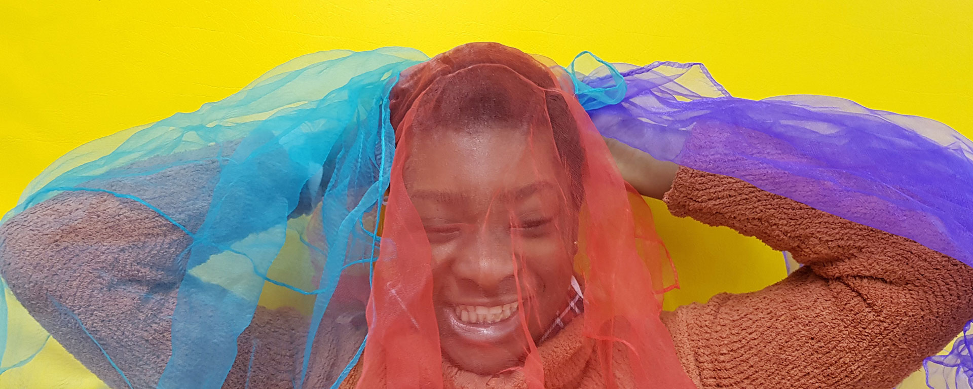 Augustinum Pädagogische Einrichtungen Slider Ein Mädchen mit bunten Tüchern