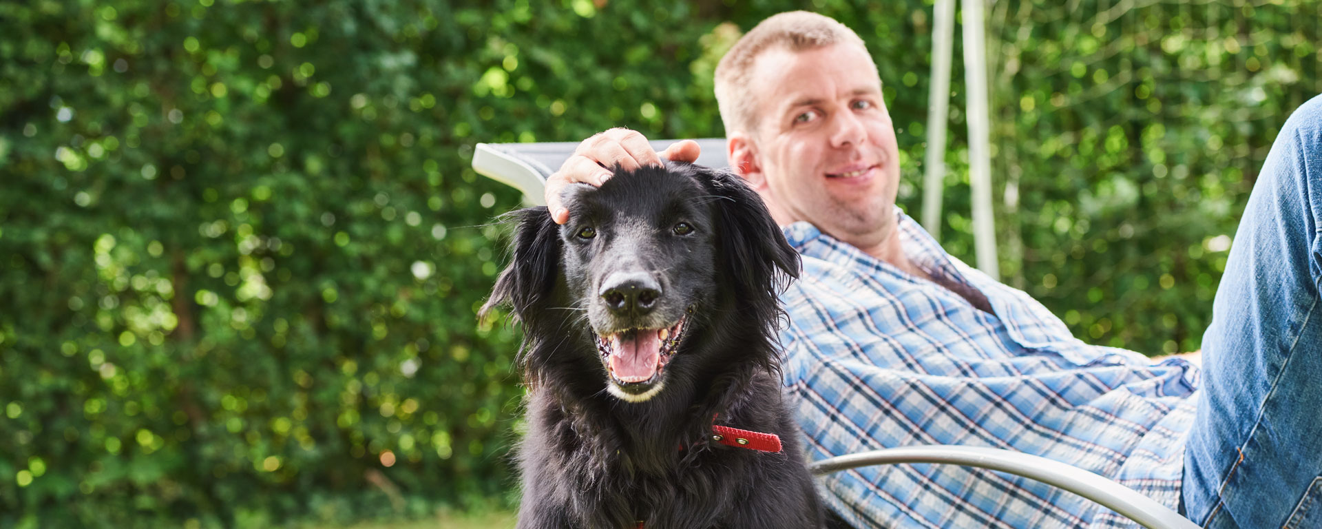 Augustinum Wohnstätten Ein Bewohner der Augustinum Wohnstätten mit seinem Hund