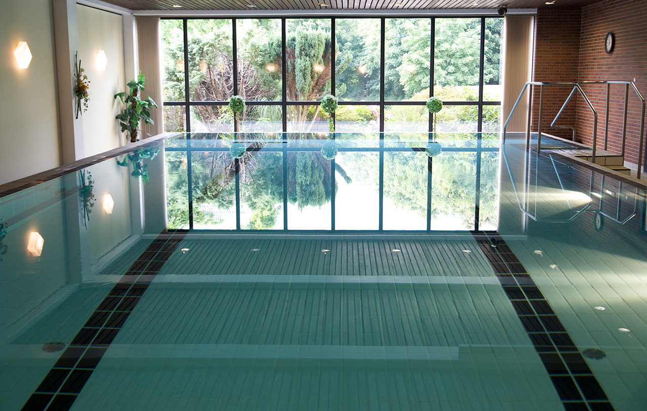 Wer es sportlich mag, kann im hauseigenen Schwimmbad täglich seine Runden drehen. Wer es sportlich mag, kann im hauseigenen Schwimmbad täglich seine Runden drehen.