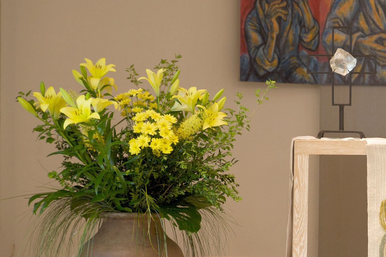 Leistungen und Kosten im Augustinum Kassel Blumenstrauß und Kreuz in der Kapelle des Augustinum Kassel