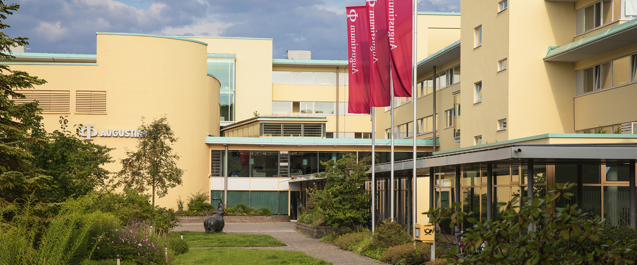 Leistungen und Kosten im Augustinum Kleinmachnow Eingang der Seniorenresidenz Augustinum Kleinmachnow