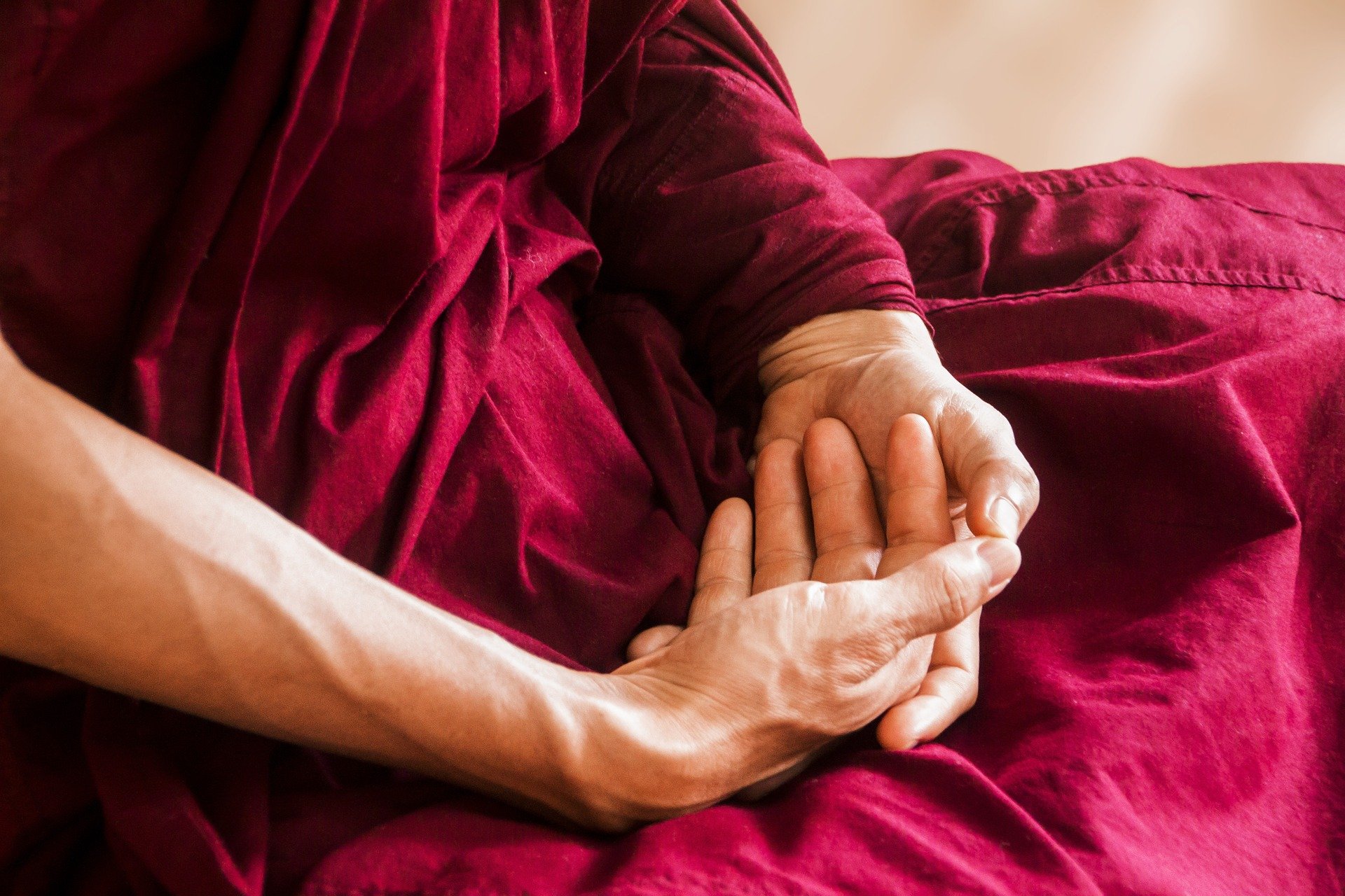 Zen-Meditation im Augustinum  Eine Person meditiert