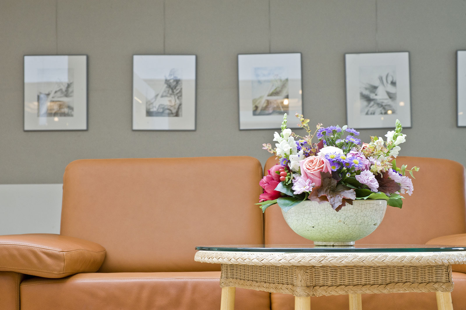 Leistungen und Kosten im Augustinum München-Nord Blumenstrauß auf einem Tisch vor einem Ledersofa