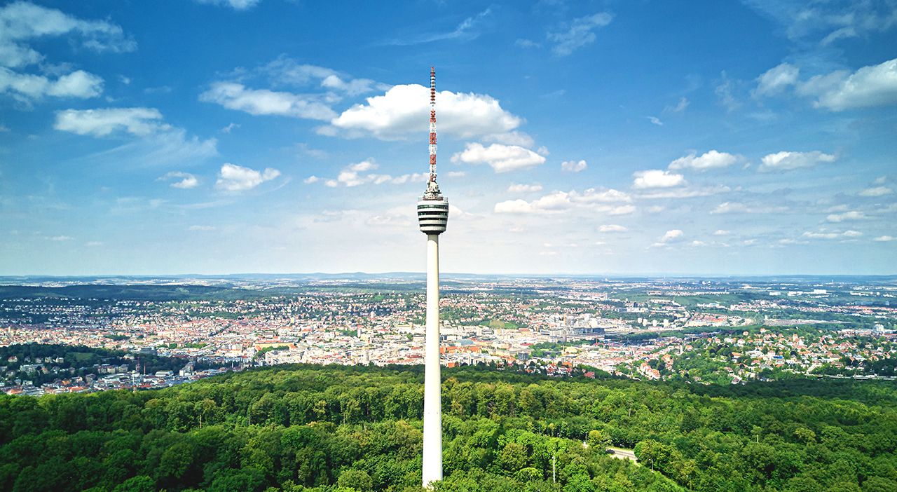 Augustinum Seniorenresidenz Stuttgart Der Fernsehturm Stuttgarts mit der Stadt im Hintergrund