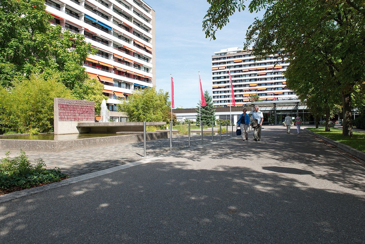 Augustinum Stuttgart-Sillenbuch Weg zum Eingang des Augustinum Stuttgart-Sillenbuch