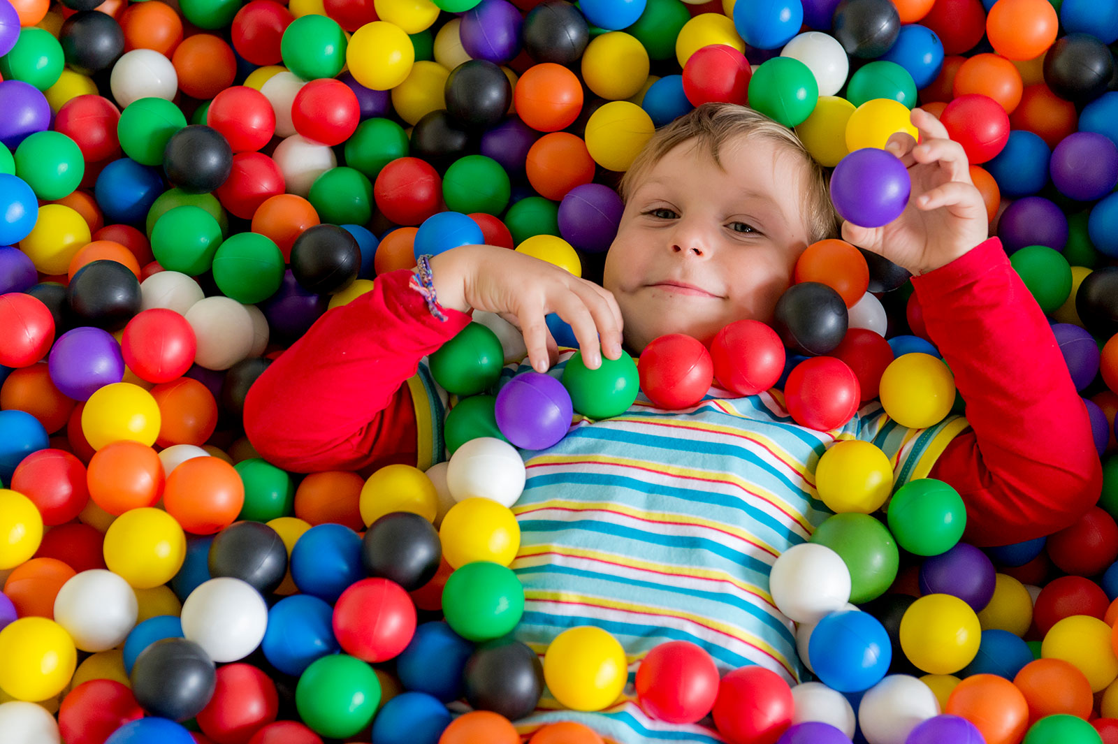 Augustinum Spenden Slider 2 Junge im Bällebad