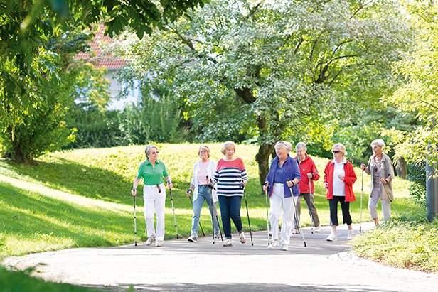 Nordic Walking Seniorinnengruppe beim Nordic Walkong