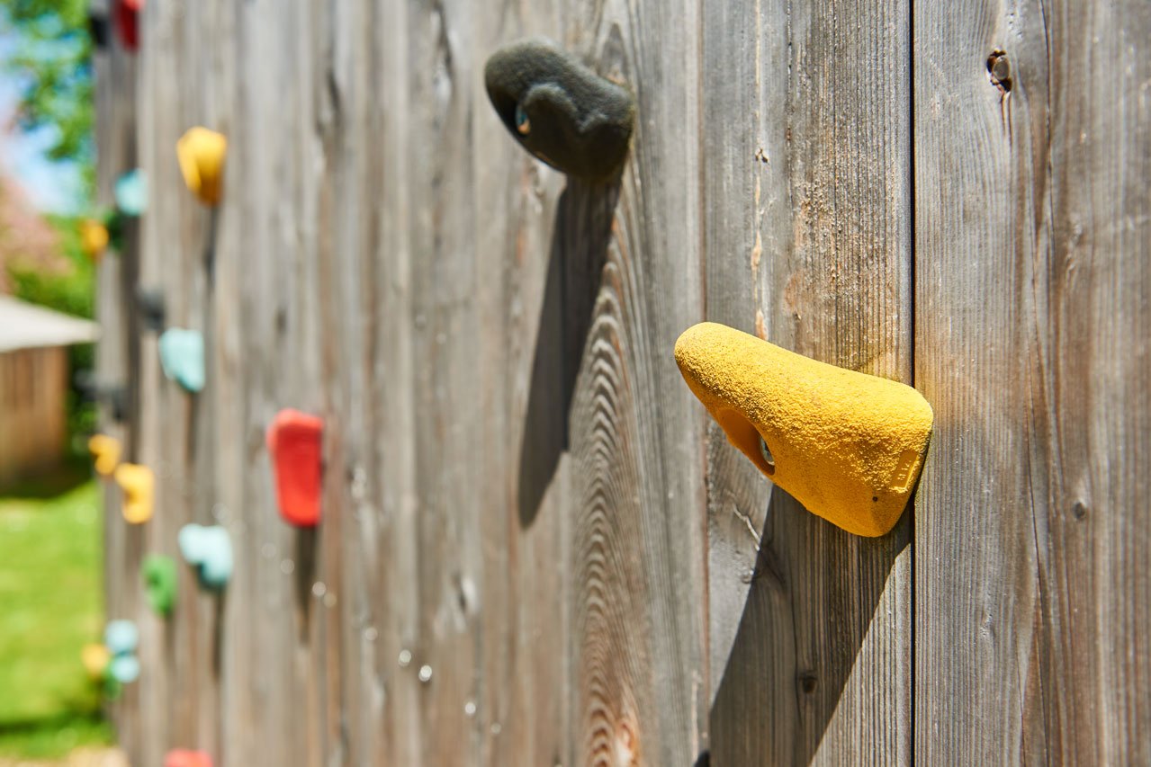 Kletterwand im Garten der Augustinum Frühförderstelle Dülferstraße Kletterwand im Garten der Augustinum Frühförderstelle Dülferstraße