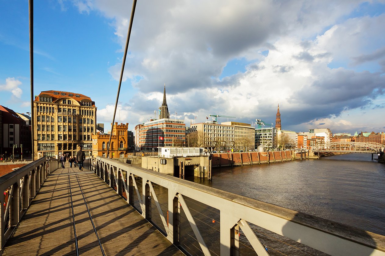 Augustinum Seniorenresidenz Hamburg Stadt Eine Brücke über die Elbe mit Gebäuden im Hintergrund