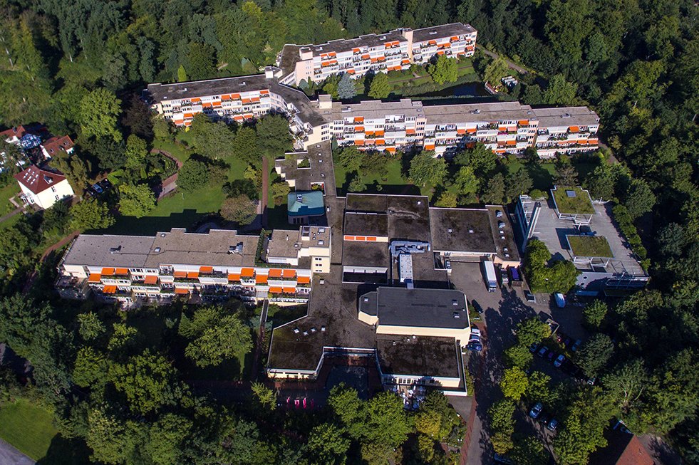 Die Seniorenresidenz Augustinum liegt im grünen Süden Essens oberhalb des Baldeneysees. Die Seniorenresidenz Augustinum liegt im grünen Süden Essens oberhalb des Baldeneysees.