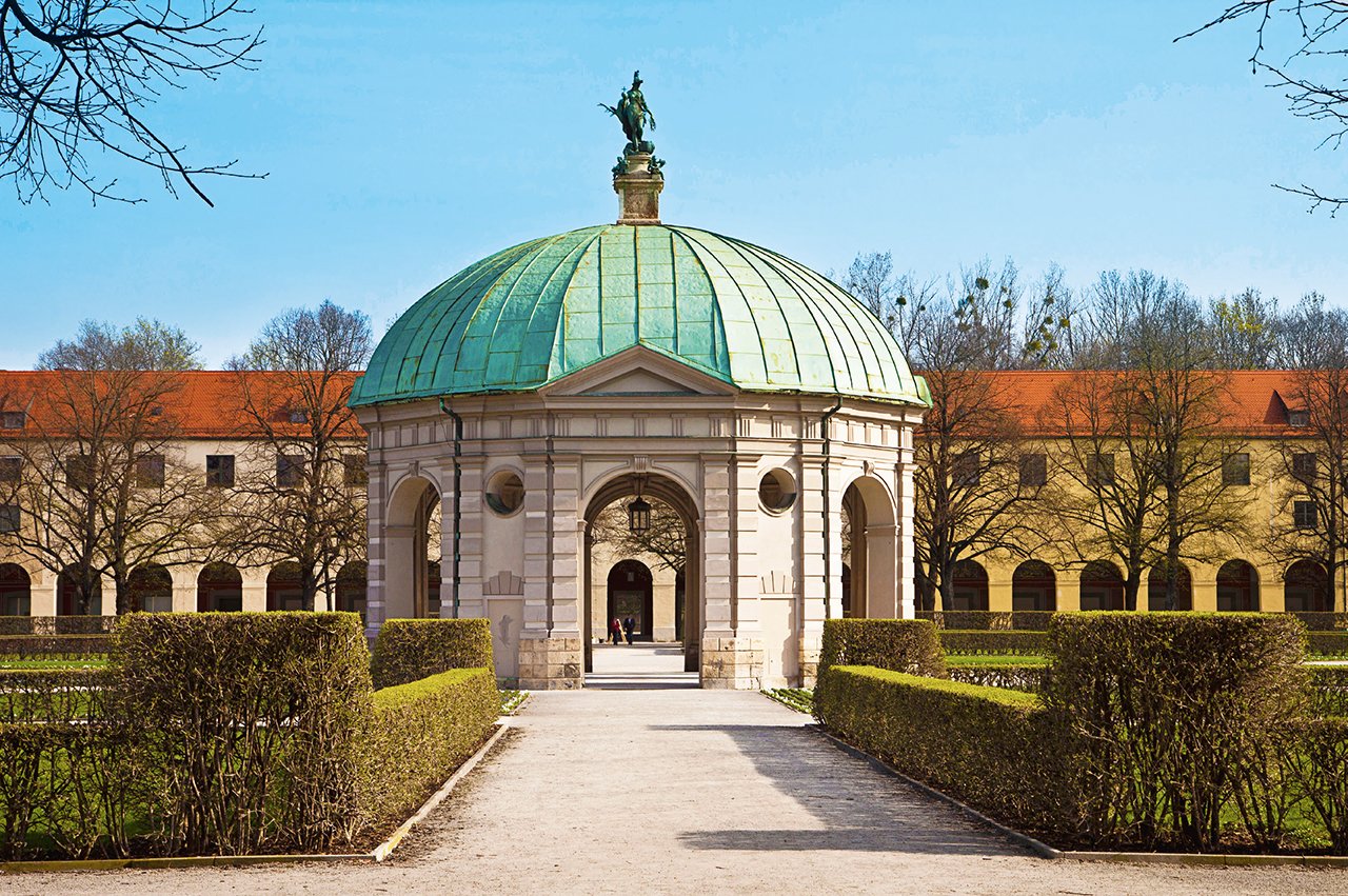 Die Münchner Innenstadt mit Sehenswürdigkeiten wie dem Hofgarten ist dank der hervorragenden Anbindung an den öffentlichen Nahverkehr schnell zu erreichen. Die Münchner Innenstadt mit Sehenswürdigkeiten wie dem Hofgarten ist dank der hervorragenden Anbindung an den öffentlichen Nahverkehr schnell zu erreichen.