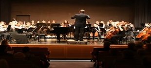 Orchester mit Dirigent