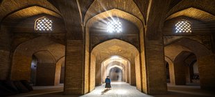 Lichtdurchflutete Architektur im Iran
