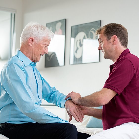 Augustinum Betreuung und Pflege Ein Pfleger des Augustinum pflegt einen Bewohner