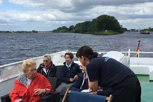 Augustinum Seniorenresidenz Hamburg Ausflüge Senior*innen machen einen Ausflug auf einem Boot
