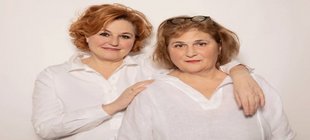 von links: Sabine Rückert, Johanna Haberer & Sänger des Windsbacher Knabenchores zwei Frauen und viele Jungen