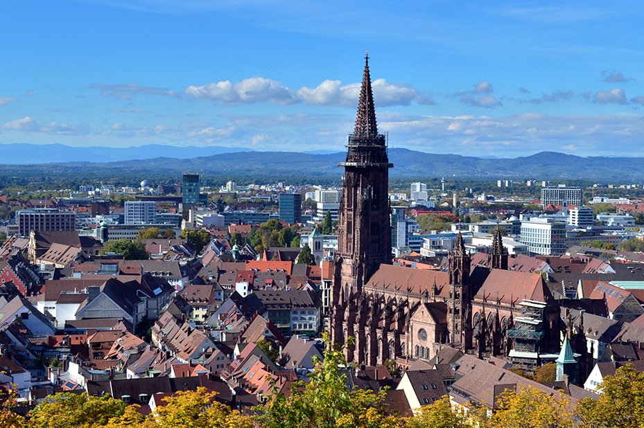 Freiburg, die viertgrößte Stadt in Baden-Württemberg, hat schon fast ein mediterranes Klima. Freiburg, die viertgrößte Stadt in Baden-Württemberg, hat schon fast ein mediterranes Klima.