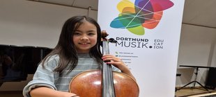 Schülerin mit Cello