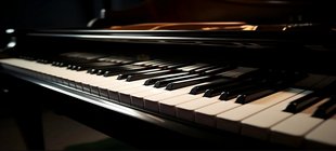 Fliegende Tasten Nahaufnahme von einem schwarzen Flügel mit dem Fokus auf den Tasten