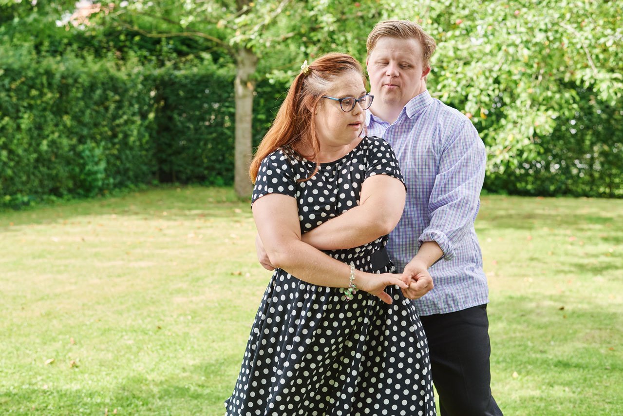 Tanzen Zwei Bewohner*innen tanzen im Garten