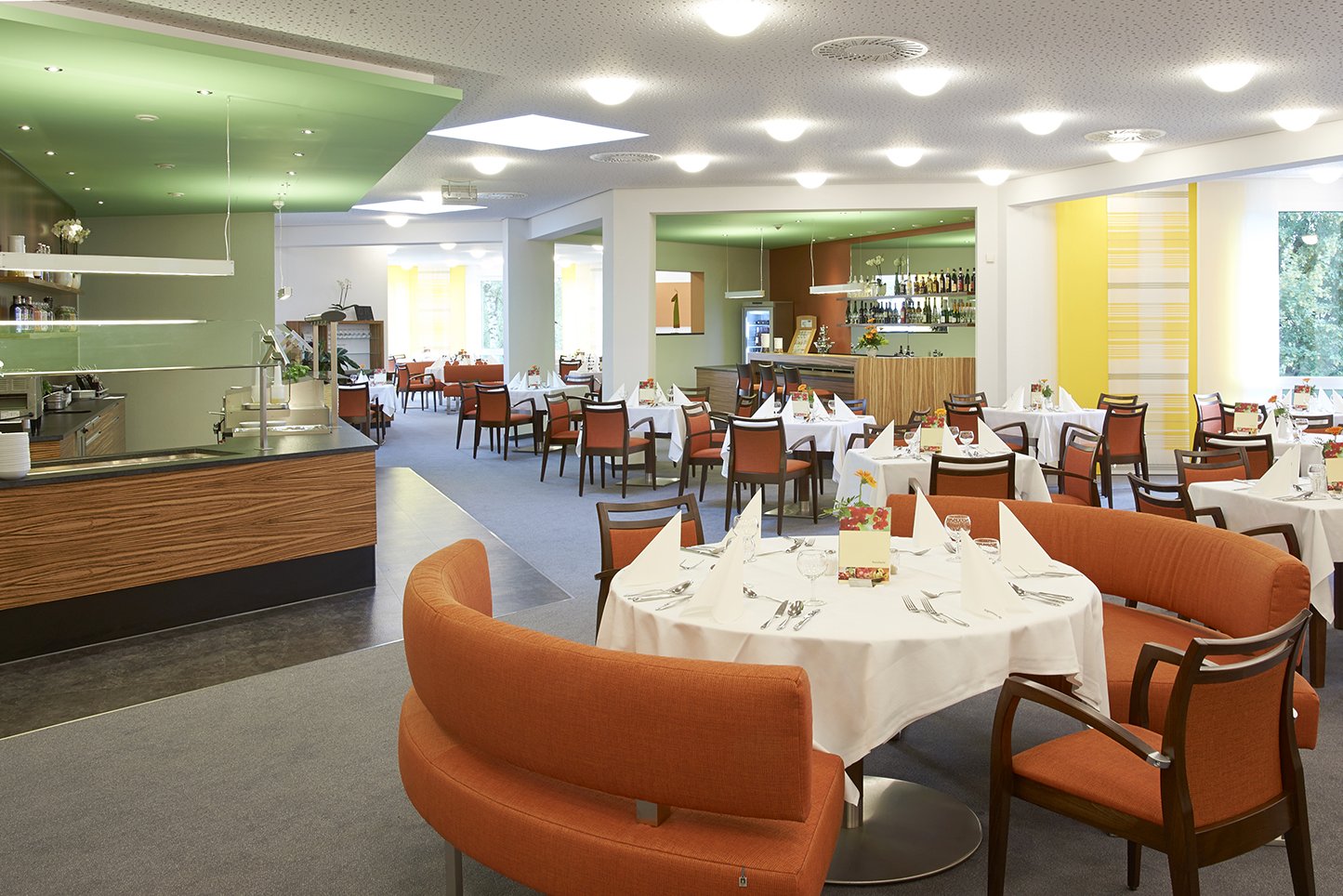 Das Restaurant ist gleichermaßen Ort kulinarischer Genüsse wie täglicher Treffpunkt der Bewohner*innen. Das Restaurant ist Das Restaurant ist gleichermaßen Ort kulinarischer Genüsse wie täglicher Treffpunkt der Bewohner*innen.Ort kulinarischer Genüsse wie täglicher Treffpunkt der Bewohner.