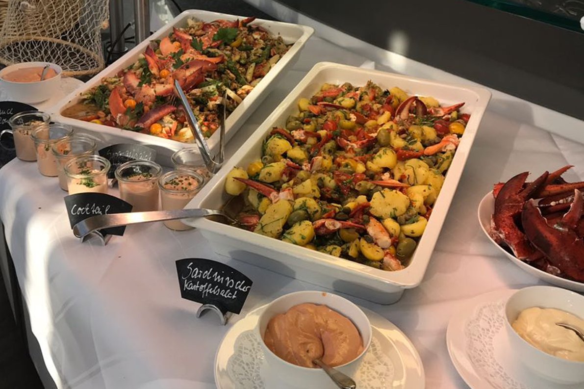 Da kann schon mal das Wasser im Mund zusammenlaufen: Hummerparty im Augustinum Hamburg. Da kann schon mal das Wasser im Mund zusammenlaufen: Hummerparty im Augustinum Hamburg.