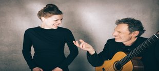 FraKatharina Gruber und Christian Gruber mit Gitarre Frau und Mann mit Instrument