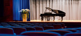 Bühne mit Klavier Bühne mit Klavier