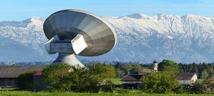 Satellitenschüssel in den Bergen Satellitenschüssel in den Bergen