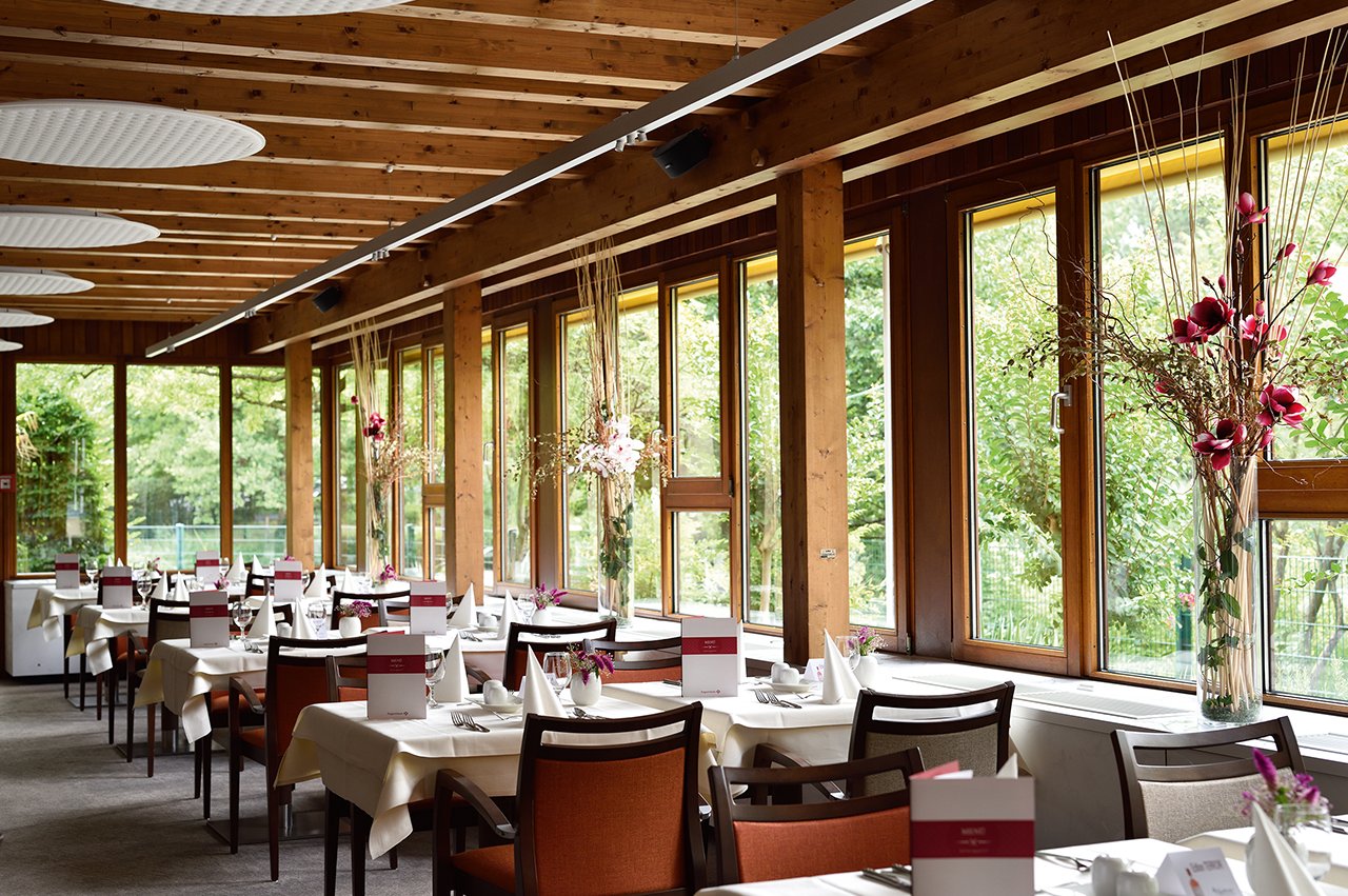 Im Restaurant treffen sich die Bewohner täglich, um gemeinsam die hervorragende Küche im Augustinum Freiburg zu genießen. Im Restaurant treffen sich die Bewohner täglich, um gemeinsam die hervorragende Küche im Augustinum Freiburg zu genießen.