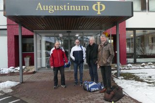 Spiel, Satz, Lebenslust: Das Tennis-Doppel aus dem Augustinum Braunschweig Spiel, Satz, Lebenslust: Das Tennis-Doppel aus dem Augustinum Braunschweig