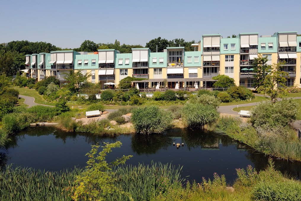 Die moderne Wohnanlage liegt inmitten eines großen Parks, der zu Spaziergängen einlädt. Die moderne Wohnanlage liegt inmitten eines großen Parks, der zu Spaziergängen einlädt.