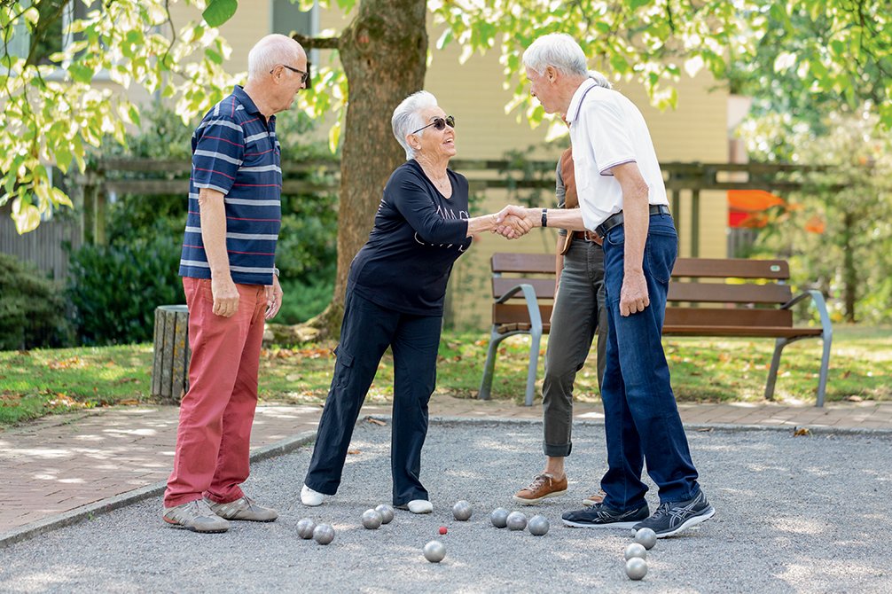 Boule Boulespieler schütteln sich die Hand