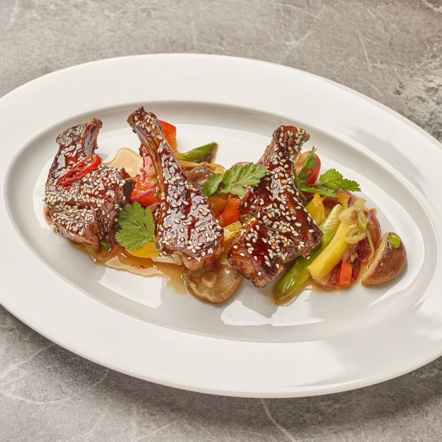 Augustinum Vital Gericht Chili-Honig Schweinerippchen auf Spitzkohl