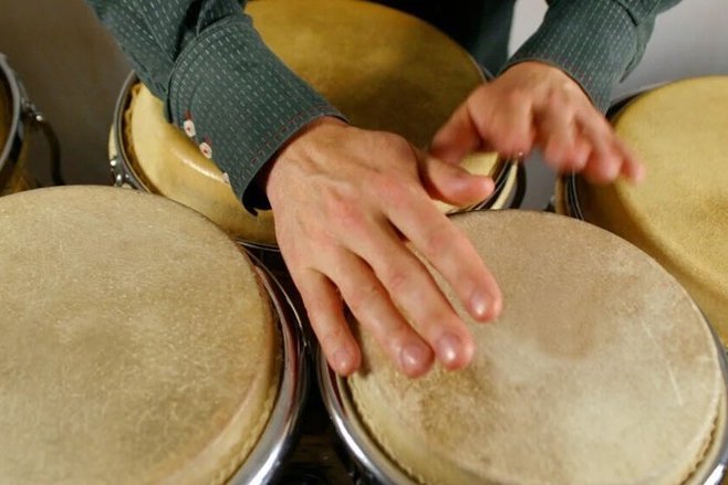 Percussion Kurs Zwei Hände schlagen auf eine Trommel