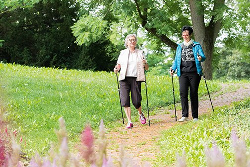 Nordic Walking Zwei Nordic Walkerinnen im Garten des Augustinum Essen
