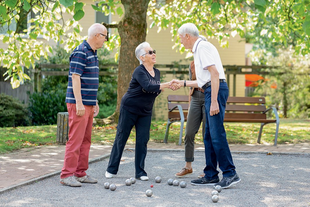 Boule Boulespieler schütteln sich die Hände