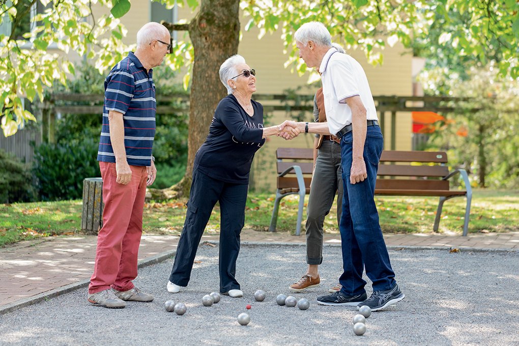 Boule Boulespieler schütteln sich die Hände