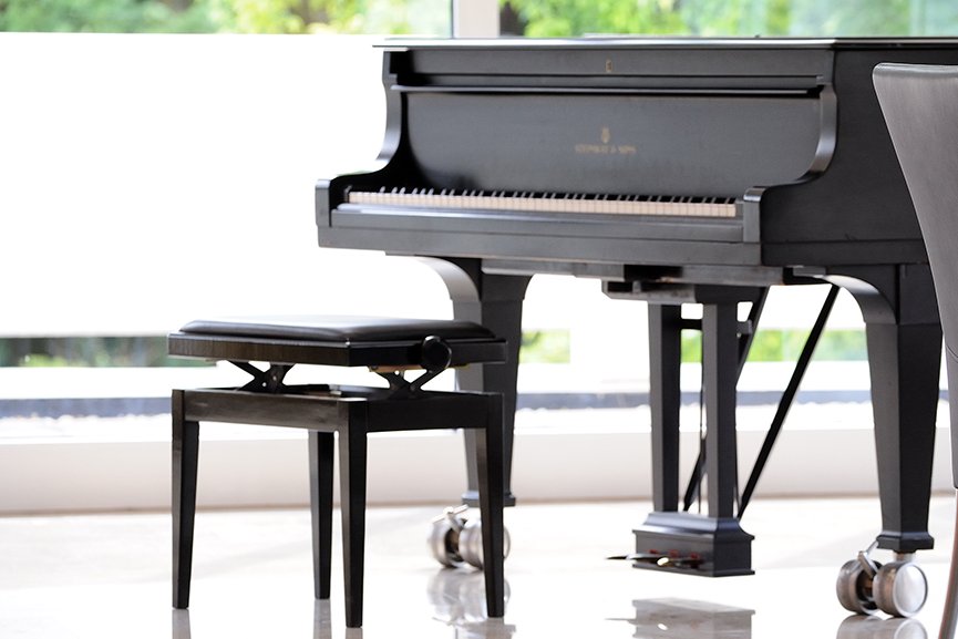 Chor Konzertflügel mit Klavierstuhl