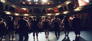 Szene aus Gelbe Briefe: die Schauspieler verbeugen sich