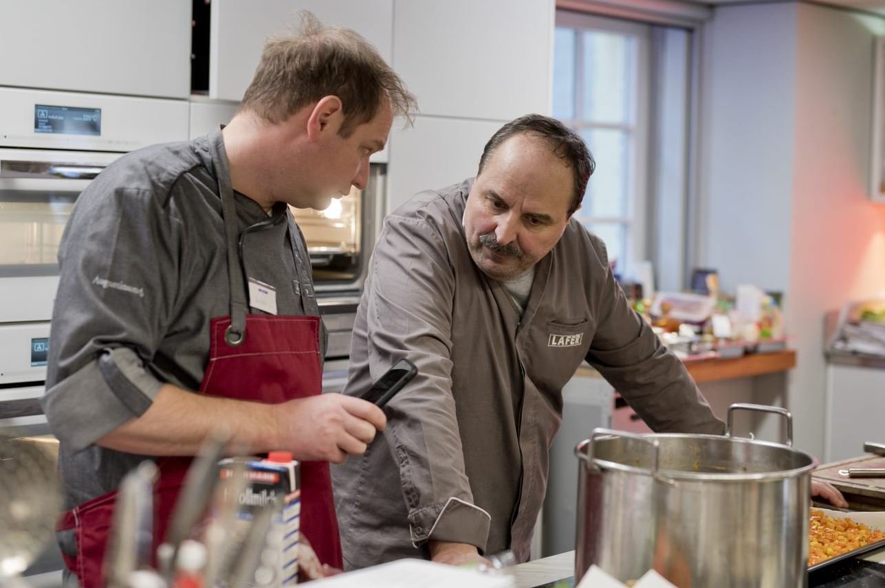 Augustinum Vital Lafer in der Küche Johann Lafer und ein Koch des Augustinum in der Küche