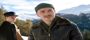 Mann blickt verzweifelt in Kamera Mann blickt verzweifelt in Kamera