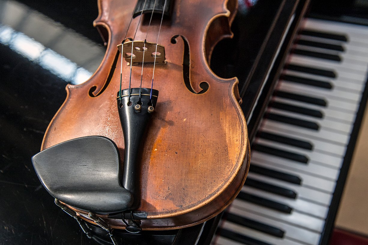 Musikalische Raritäten Eine Violine liegt auf einem Flügel